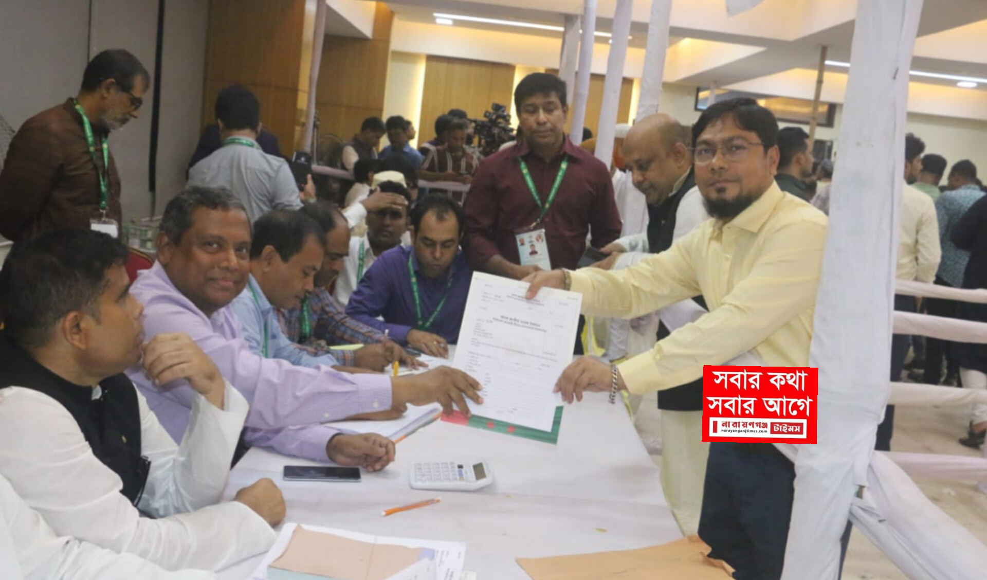 শামীম ওসমানের পক্ষে তার ব্যক্তিগত সহকারী মনোনয়ন পত্র ফরম সংগ্রহ করছেন