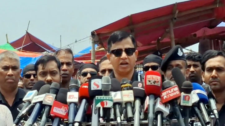 কোরবানীর পশুর হাটের আইনশৃঙ্খলা রক্ষায় কঠোর অবস্থানে র্যাব-১১ কোরবানীর পশুর হাটের আইনশৃঙ্খলা রক্ষায় কঠোর অবস্থানে র্যাব-১১