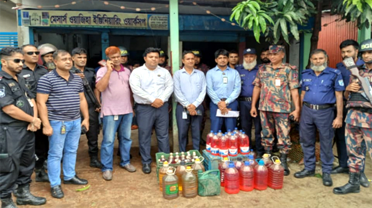 সিদ্ধিরগঞ্জে চোরাই তেলের আস্তানায় ভ্রাম্যমাণ আদালতের অভিযান, বিপুল তেল জব্দ সিদ্ধিরগঞ্জে চোরাই তেলের আস্তানায় ভ্রাম্যমাণ আদালতের অভিযান, বিপুল তেল জব্দ