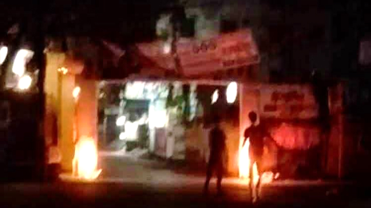  মধ্যরাতে এনসিপি’র তোরণে দুর্বৃত্তদের আগুন