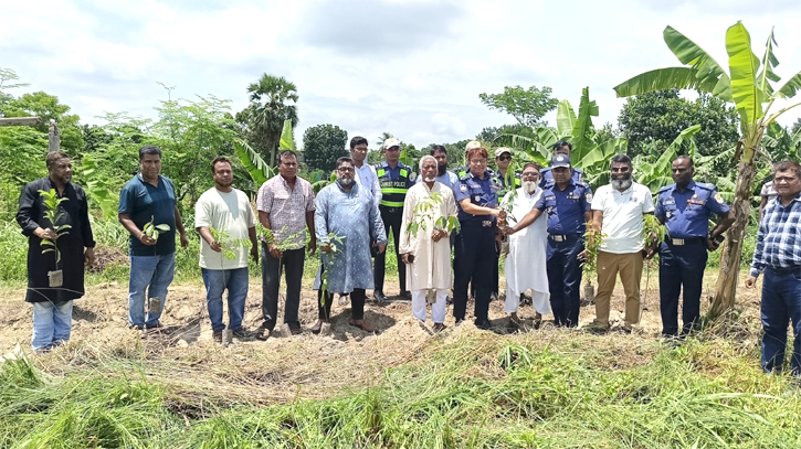 পরিবেশ রক্ষায় ট্যুরিস্ট পুলিশের উদ্যোগে সোনারগাঁয়ে বৃক্ষরোপণ পরিবেশ রক্ষায় ট্যুরিস্ট পুলিশের উদ্যোগে সোনারগাঁয়ে বৃক্ষরোপণ