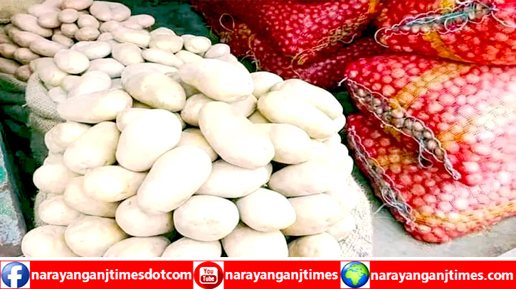 বাজারে আলু’র হাফ সেঞ্চুরিতে বিপাকে নিম্ন আয়ের মানুষ বাজারে আলু’র হাফ সেঞ্চুরিতে বিপাকে নিম্ন আয়ের মানুষ