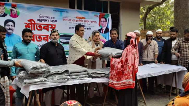 সোনারগাঁয়ে শীতার্তদের মাঝে কম্বল বিতরণ সোনারগাঁয়ে শীতার্তদের মাঝে কম্বল বিতরণ
