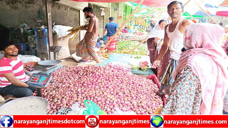 শহরের বাজারগুলোতে হঠাৎ অর্ধেকে নামল পেঁয়াজের দাম, ক্রেতারা খুশি শহরের বাজারগুলোতে হঠাৎ অর্ধেকে নামল পেঁয়াজের দাম, ক্রেতারা খুশি