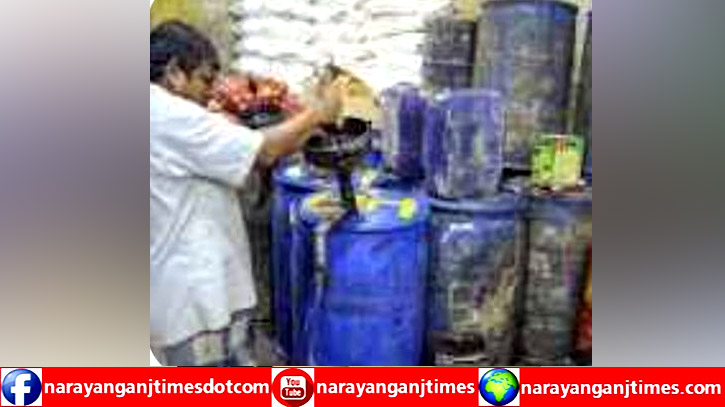 বন্দরের মহাসড়কে পাল্লা দিয়ে বাড়ছে অবৈধ তেলের দোকান বন্দরের মহাসড়কে পাল্লা দিয়ে বাড়ছে অবৈধ তেলের দোকান