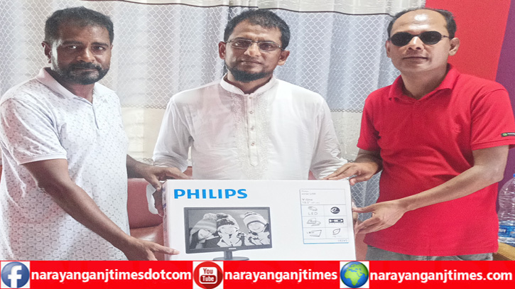 বন্দরে প্রেসক্লাবে কম্পিউটার দিল আ’লীগ নেতা হাজী মাঈনুদ্দিন তুষার বন্দরে প্রেসক্লাবে কম্পিউটার দিল আ’লীগ নেতা হাজী মাঈনুদ্দিন তুষার