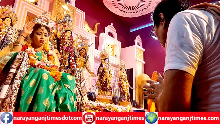 নগরীর কাচারি গলিতে কুমারী পূজা অনুষ্ঠিত নগরীর কাচারি গলিতে কুমারী পূজা অনুষ্ঠিত