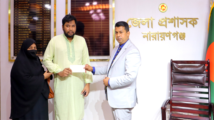 বৈষম্য বিরোধী ছাত্র আন্দোলনে আহত মাহাবুব’র পাশে না’গঞ্জের ডিসি বৈষম্য বিরোধী ছাত্র আন্দোলনে আহত মাহাবুব’র পাশে না’গঞ্জের ডিসি