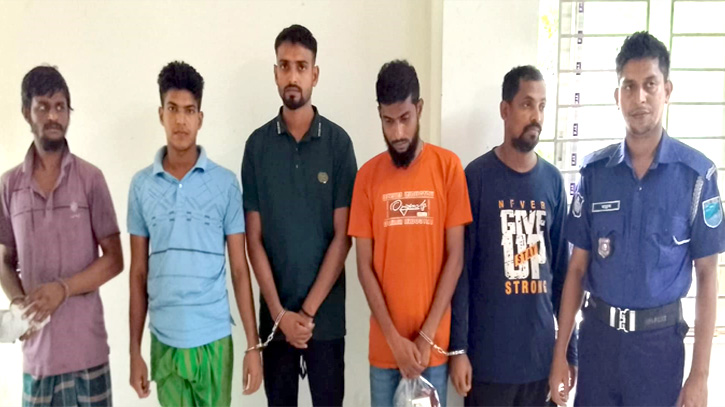 বন্দরে ওয়ারেন্টভূক্ত ৪ আসামিসহ গ্রেপ্তার ৫ বন্দরে ওয়ারেন্টভূক্ত ৪ আসামিসহ গ্রেপ্তার ৫
