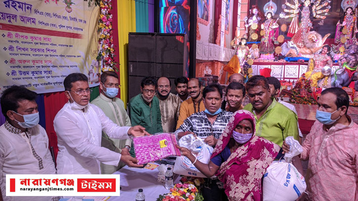 নয়ামাটি নতুন সার্বজনীন দূর্গাপূজা কমিটির উপহার সামগ্রী বিতরণ 