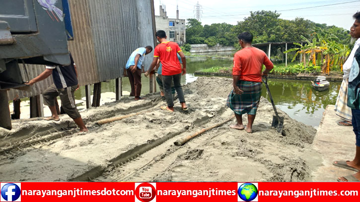 সোনারগাঁয়ে রেলওয়ের জমিতে জোরপূর্বক বালু ফেলে দখলের অভিযোগ সোনারগাঁয়ে রেলওয়ের জমিতে জোরপূর্বক বালু ফেলে দখলের অভিযোগ