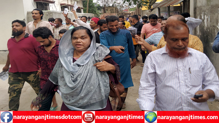 মাইক মার্কা নিয়ে ভোট প্রার্থনায় রহিমা মেম্বার মাইক মার্কা নিয়ে ভোট প্রার্থনায় রহিমা মেম্বার