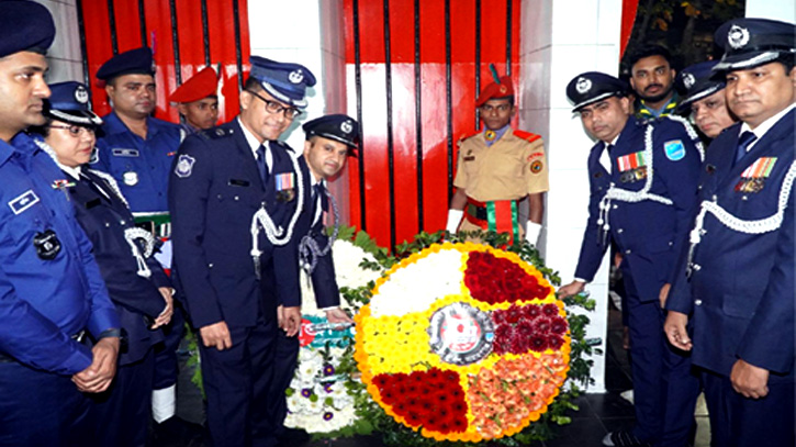 ভাষা শহীদদের প্রতি না’গঞ্জ জেলা পুলিশের শ্রদ্ধা নিবেদন ভাষা শহীদদের প্রতি না’গঞ্জ জেলা পুলিশের শ্রদ্ধা নিবেদন