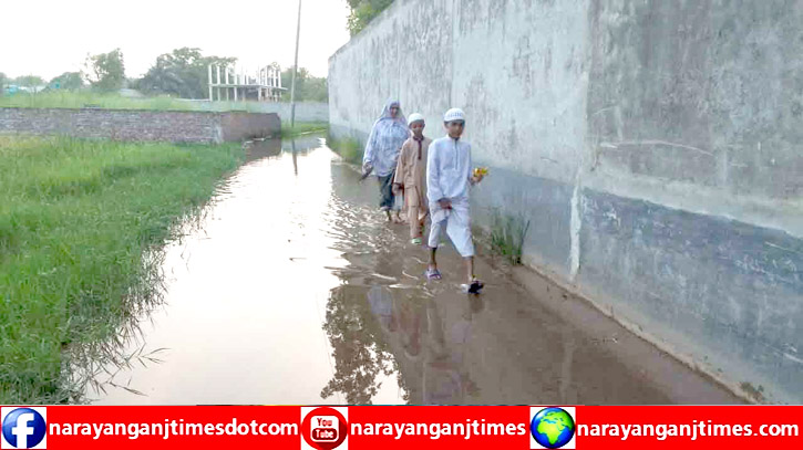 উত্তর কলাবাগ অক্সিজেন পট্রি রাস্তাটি পানিবন্ধী, দূর্ভোগে ৫০ পরিবা উত্তর কলাবাগ অক্সিজেন পট্রি রাস্তাটি পানিবন্ধী, দূর্ভোগে ৫০ পরিবা