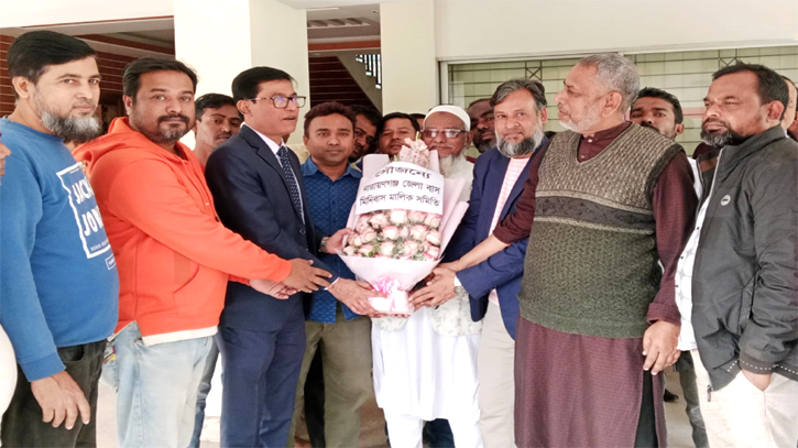 বিদায়ী ডিসির সাথে জেলা বাস মিনিবাস মালিক সমিতির সৌজন্য সাক্ষাৎ বিদায়ী ডিসির সাথে জেলা বাস মিনিবাস মালিক সমিতির সৌজন্য সাক্ষাৎ
