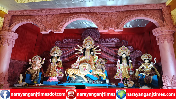 নারায়ণগঞ্জে প্রস্তুত ২১৮টি পূজা মন্ডপ, চলছে  শেষ সময়ে তুলির আচঁড়