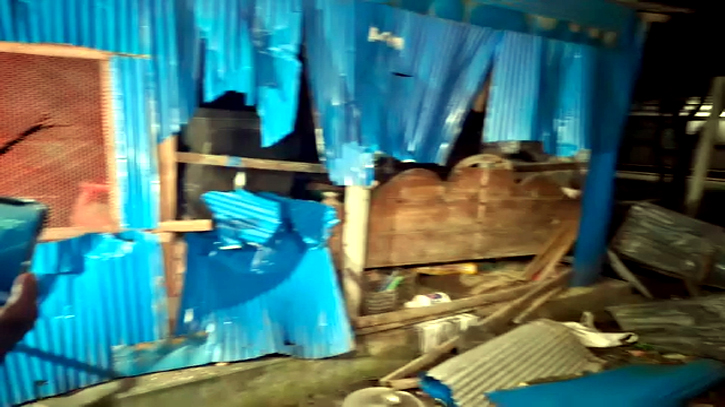 বন্দরে মানববন্ধন শেষে হত্যা মামলার আসামিদের বাড়িতে হামলা বন্দরে মানববন্ধন শেষে হত্যা মামলার আসামিদের বাড়িতে হামলা