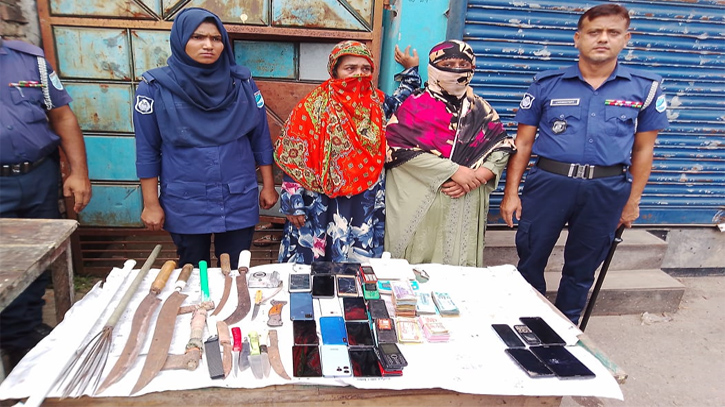 বন্দরে যৌথ বাহিনীর অভিযানে মাদক ও দেশীয় অস্ত্র উদ্ধার, ২ নারী গ্রেপ্তার বন্দরে যৌথ বাহিনীর অভিযানে মাদক ও দেশীয় অস্ত্র উদ্ধার, ২ নারী গ্রেপ্তার