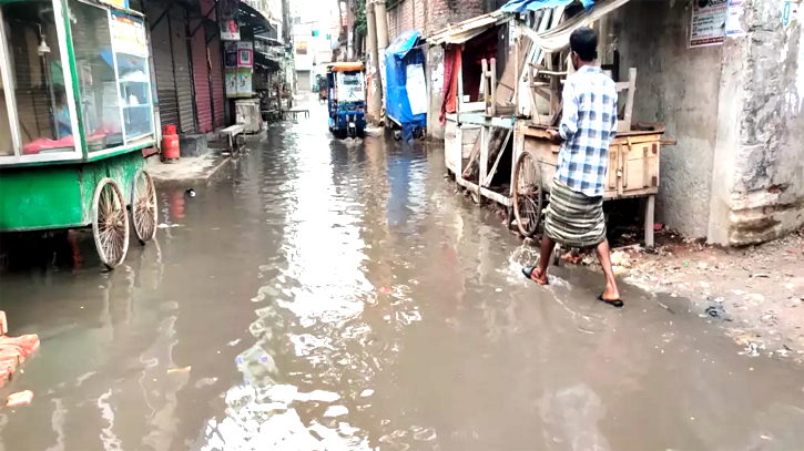 ফতুল্লার মুসলিমনগরে পানি নিষ্কাশনের অভাবে জলাবদ্ধতা, দূর্ভোগ চরমে ফতুল্লার মুসলিমনগরে পানি নিষ্কাশনের অভাবে জলাবদ্ধতা, দূর্ভোগ চরমে