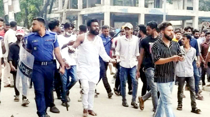 ফতুল্লায় পশুর হাটের দরপত্র নিয়ে দফায় দফায় সংঘর্ষে আহত ২০, আটক ৮ ফতুল্লায় পশুর হাটের দরপত্র নিয়ে দফায় দফায় সংঘর্ষে আহত ২০, আটক ৮