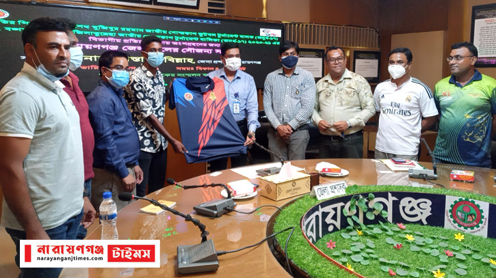 ডিসি মোস্তাইন বিল্লাহর সাথে না`গঞ্জ অনুর্ধ-১৭ দলের সৌজন্য সাক্ষাৎ