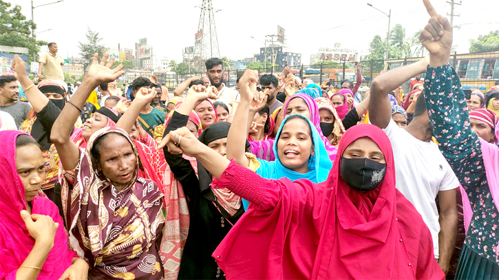 সোনারগাঁয়ে বেতনের দাবিতে মহাসড়ক অবরোধ, শ্রমিক বিক্ষোভ সোনারগাঁয়ে বেতনের দাবিতে মহাসড়ক অবরোধ, শ্রমিক বিক্ষোভ