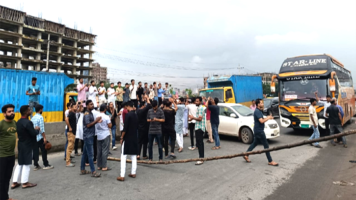 গোপালগঞ্জে হামলার প্রতিবাদে সাইনবোর্ডে এনসিপির ব্লকেড গোপালগঞ্জে হামলার প্রতিবাদে সাইনবোর্ডে এনসিপির ব্লকেড