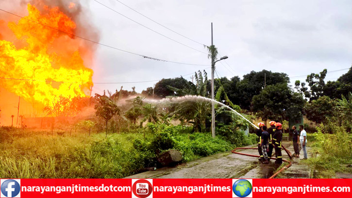 সাড়ে ৬ ঘন্টা পর আদমজী ইপিজেডের আগুন নিয়ন্ত্রণে সাড়ে ৬ ঘন্টা পর আদমজী ইপিজেডের আগুন নিয়ন্ত্রণে