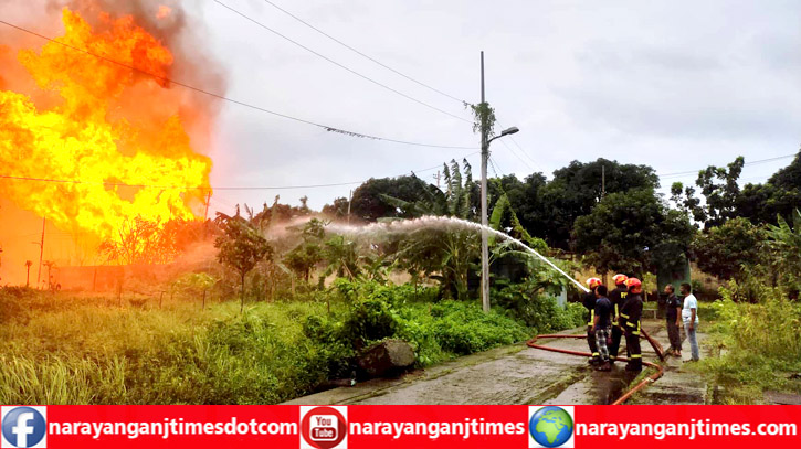 সাড়ে ৬ ঘন্টা পর আদমজী ইপিজেডের আগুন নিয়ন্ত্রণে 