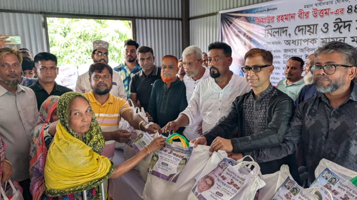 ৯ নং ওয়ার্ড বিএনপির উদ্যোগে তিন শতাধিক অসচ্ছল মানুষের মাঝে খাদ্য সামগ্রী বিতরণ, দোয়া