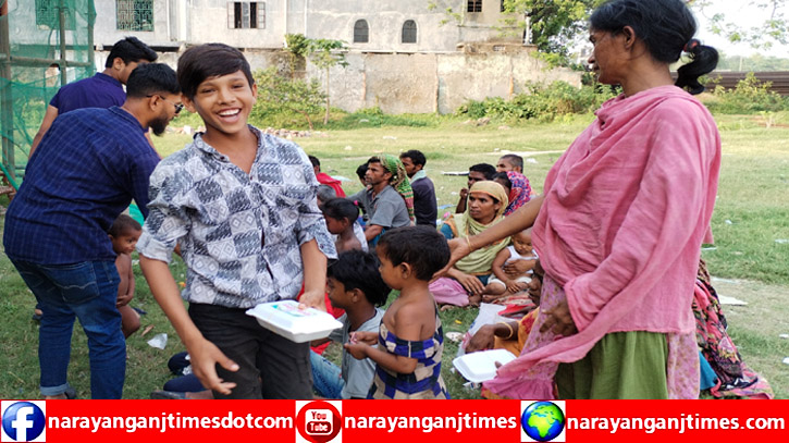 অসহায় পথ শিশুদের মাঝে রান্না করা খাবার বিতরণ করল ত্রাণ বন্ধু পরিষদ অসহায় পথ শিশুদের মাঝে রান্না করা খাবার বিতরণ করল ত্রাণ বন্ধু পরিষদ