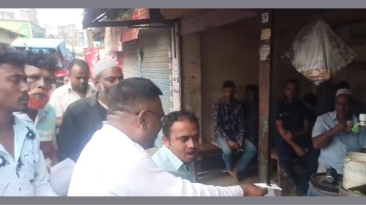ফতুল্লায় শ্রমিক দলের লিফলেট বিতরণ ফতুল্লায় শ্রমিক দলের লিফলেট বিতরণ
