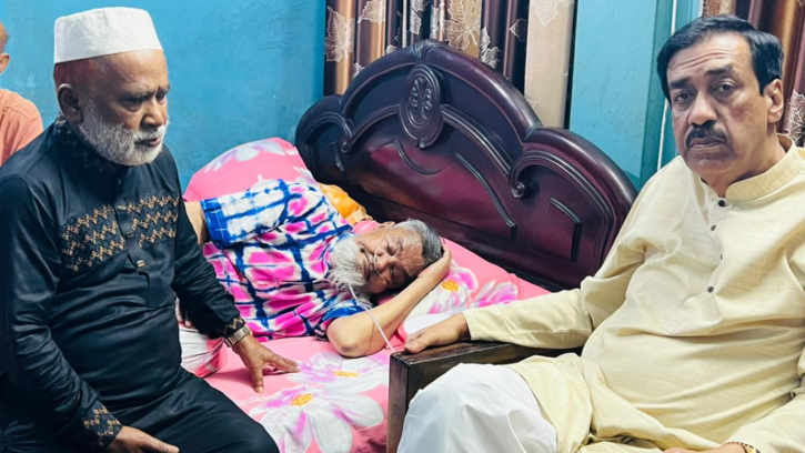 অসুস্থ সাইফউল্লাহ বাদলকে দেখতে তার বাড়িতে ছুটে যান শামীম ওসমান অসুস্থ সাইফউল্লাহ বাদলকে দেখতে তার বাড়িতে ছুটে যান শামীম ওসমান