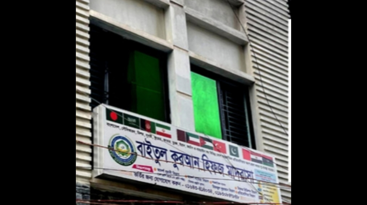 সিদ্ধিরগঞ্জে বলাৎকারে অভিযুক্ত সেই শিক্ষক ফের মাদ্রাসায়, ক্ষোভ সিদ্ধিরগঞ্জে বলাৎকারে অভিযুক্ত সেই শিক্ষক ফের মাদ্রাসায়, ক্ষোভ