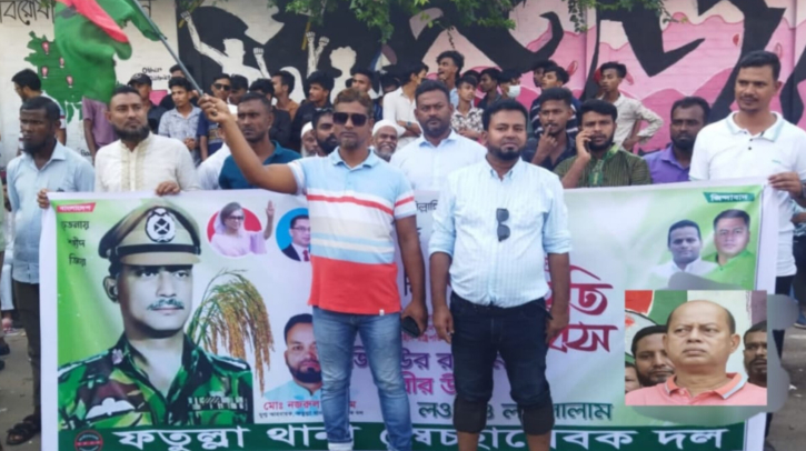 ঢাকার র্যালিতে স্বেচ্ছাসেবক দল নেতা মাজেদুলের নেতৃত্বে শোডাউন ঢাকার র্যালিতে স্বেচ্ছাসেবক দল নেতা মাজেদুলের নেতৃত্বে শোডাউন