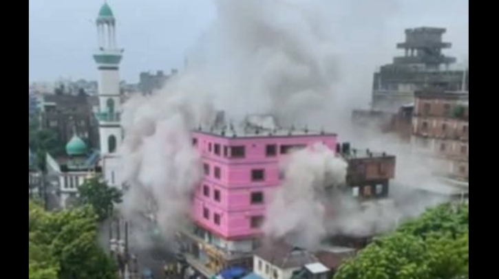 নারায়ণগঞ্জ শহরে হাকিম প্লাজা মার্কেটে আগুন নারায়ণগঞ্জ শহরে হাকিম প্লাজা মার্কেটে আগুন