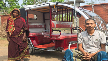 অসহায় সিয়ামের পাশে আনছর আলী, উপহার দিলেন ইজিবাইক