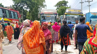 বেতনের দাবিতে বন্দরে মহাসড়ক অবরোধ করে পোশাক শ্রমিকদের বিক্ষোভ