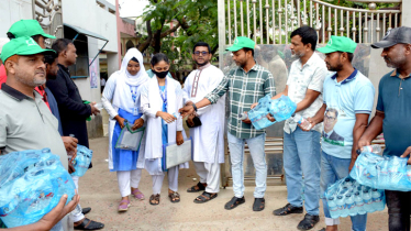 অধ্যাপক মামুন মাহমুদের পক্ষে এসএসসি পরীক্ষার্থীদের পানি বিতরণ