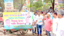 শ্রমিক র‌্যালিতে খোরশেদ’র বিশুদ্ধ ঠান্ডা পানি ও হাতপাখা বিতরণ  