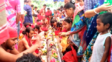  সোনারগাঁয়ে চলছে ‘পাগলা গাছের মেলা’