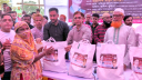 কদমতলীতে অধ্যাপক মামুন মাহমুদের খাদ্য সামগ্রী বিতরণ 