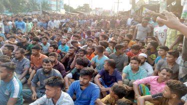 আড়াইহাজারে পাওয়ারলুম শ্রমিকদের সড়ক অবরোধ