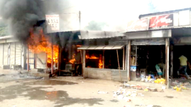 বন্দরে অগ্নিকান্ডে পুড়ে গেছে ৫ টি দোকান  