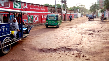 হাজীগঞ্জ এম সার্কাস-আইটি স্কুল সড়ক সংস্কার না হওয়ায় দুর্ভোগ 