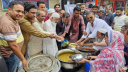 জিয়াউর রহমানের শাহাদাৎ বার্ষিকীতে ফয়েজ উল্লাহ সজলের তবারক বিতরণ 