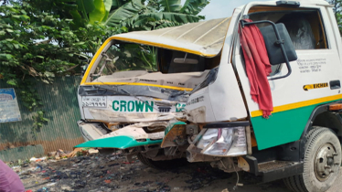 বন্দরে ক্রাউন সিমেন্টের গাড়ি নিয়ন্ত্রন হারিয়ে খাদে, আহত ১  