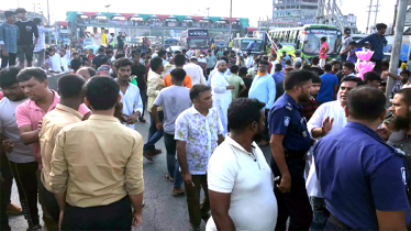 বন্দরে মুকুলের উপর হামলার প্রতিবাদে মহাসড়ক অবরোধ করে বিক্ষোভ