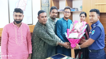বন্দর থানার নবগত ওসি লিয়াকত আলীকে গণঅধিকার পরিষদের ফুলেল শুভেচ্ছা