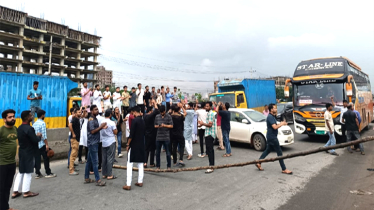 গোপালগঞ্জে হামলার প্রতিবাদে সাইনবোর্ডে এনসিপির ব্লকেড